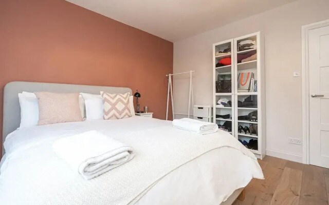 Charming Chiswick Flat by Underthedoormat, London