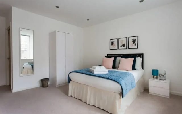 Flying Butler Croydon Apartment