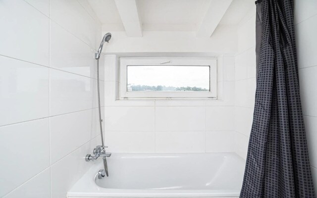 Central, Spacious, Modern 5 Bedrm duplex w/Balcony
