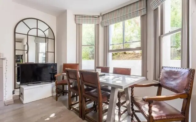 Delightful 2 bed Garden Flat in Shepherd's Bush