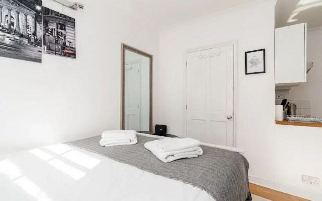 Bright Studio Flat, Amazing Location!