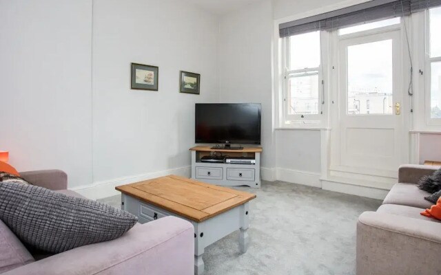 3 Bedroom Apartment by Battersea Park