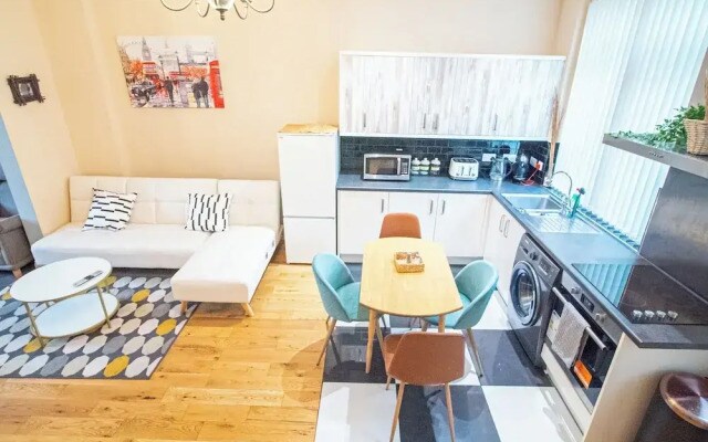 Creative & Cheerful Apartment by Avo in Sheffield