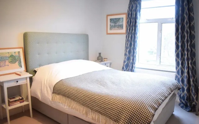 Shepherd's Bush 2 Bedroom Home