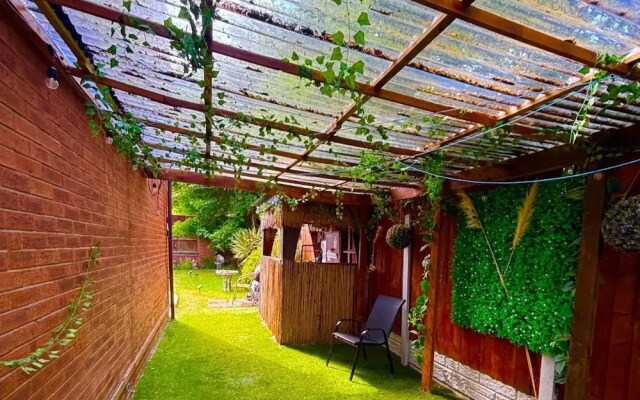 2-bed House, Sleeps 4, Garden, 10 Mins to Anfield