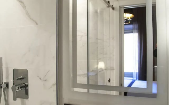 Отель The Independent Suites