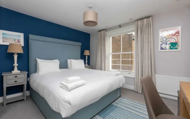 Spacious 3 Bedroom in Notting Hill With Balcony
