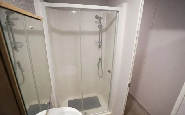 Inviting 3-bed Lodge in Preston hot tub