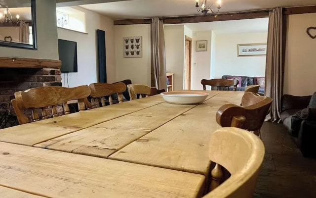 The Holmes Barn - Sleeps 16 - Pet Friendly
