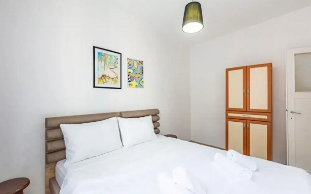 Central and Vibrant Flat in Besiktas
