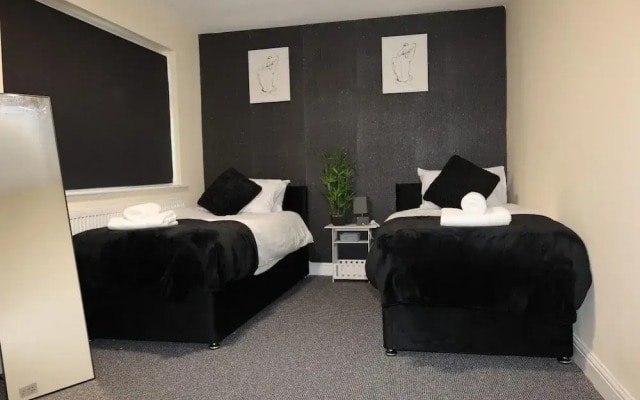 Nottingham 5-br, Sleeps 11 w/ Garden & Parking