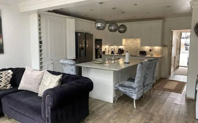 Lovely 3-bed House in Potters Bar Jacuzzi & 75inch