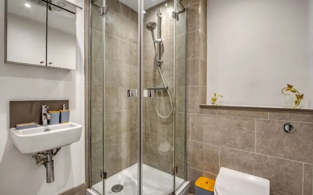 3-bed 2-bath Wembley Apartment With Free Parking