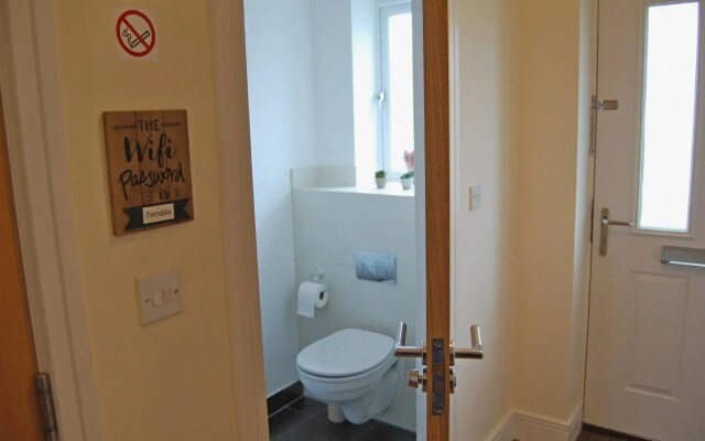 London Heathrow Living Holywell Service House A
