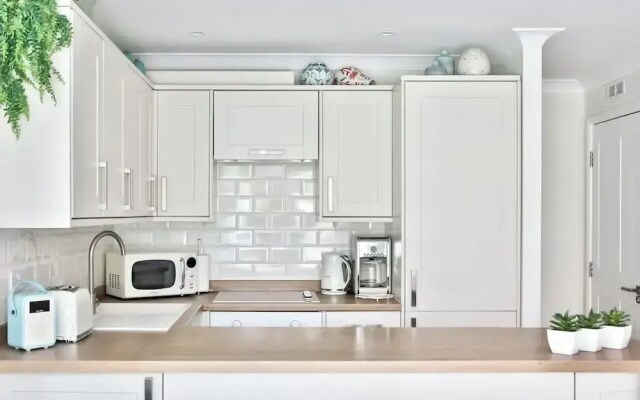Newly Refurbished Flat With Great Transport Links