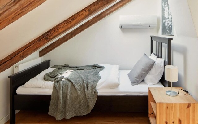 Bright Loft in New Town by Prague Days