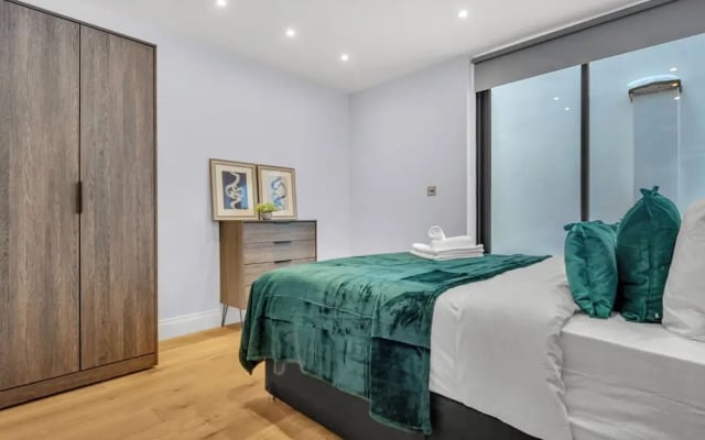 Three Bed Spacious Apartment in Dalston