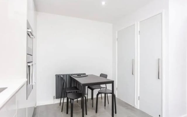 Bright 2 Bedroom House in Stratford With Garden
