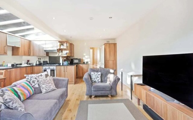 Cosy 2bed Skylight Apt W/patio in Clapham Junction
