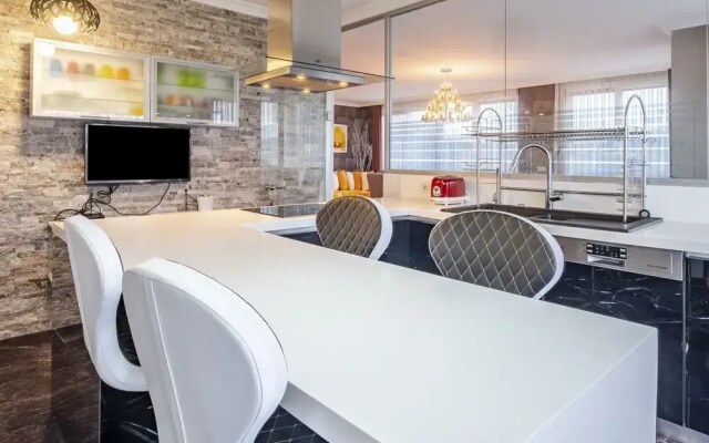 Amazing Residence Flat Near Trump Mall