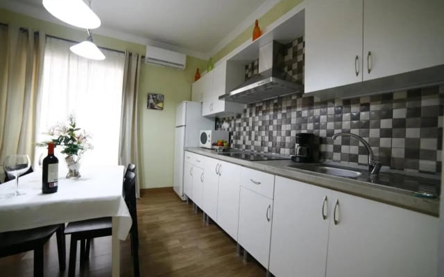 Victoria De Alba House