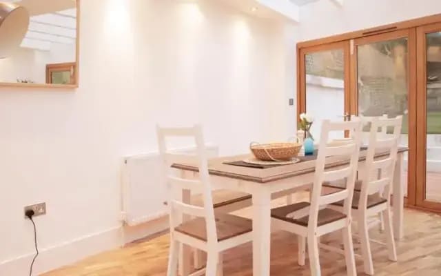 Modern 2 Bed Garden Flat in Maida Vale