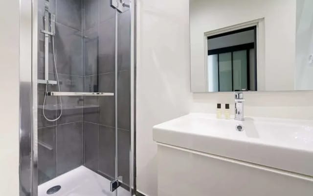 Bright and Modern Apt - 7 Mins to Notre Dame
