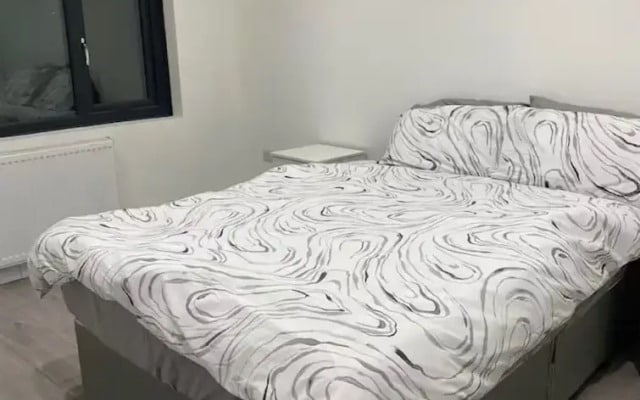 2 bed Sunny London Apartment - Sleeps 4 & Parking