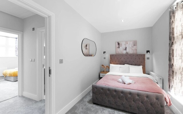 4BDR 3BA Family Home Garden in Isleworth