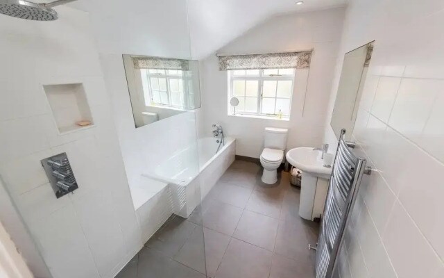 Delightful 2-bed Home, Fulham