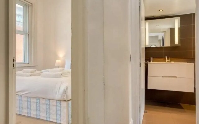 Spacious 2bed for 4p, 2mins to Paddington Station