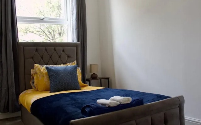Green Corner House Sleeps 6 & Free Parking