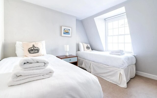 Cozy and Spacious Kensington Maisonette