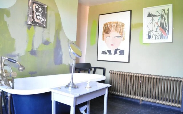 Colourful 3 Bedroom House in Camberwell