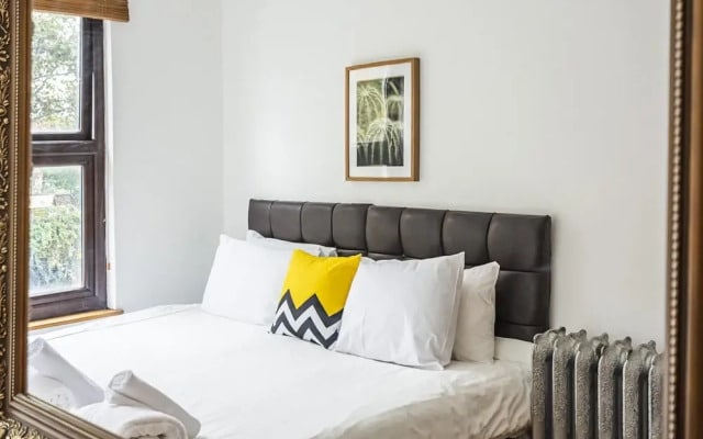 Stunning Light Filled 2 Bed Apartment + Parking Sleeps 7