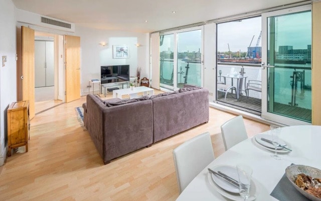 Light Modern Flat With Balcony Over River Thames!