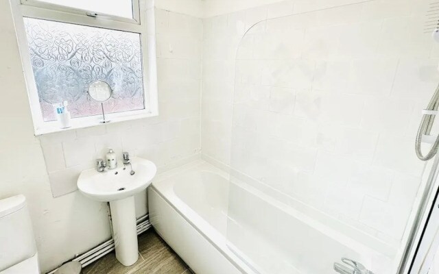 Beautiful 3-bed Apartment With Driveway Parking