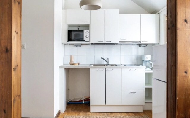 Upper floor studio with a sea view