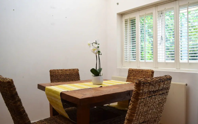 Pleasant, Intimate Flat With Backyard in Battersea