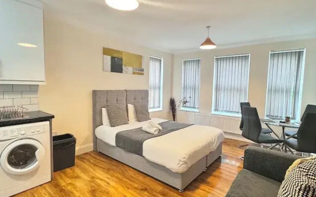 Stay Near Heathrow! Pristine, Convenient & Only 5 Mins to the Terminals