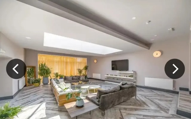 Ivy House, 6-beds, Sleeps 19 With Hot Tub