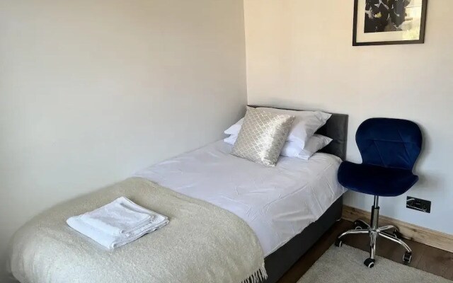 Impeccable 3-bed House in Nottingham Free Parking