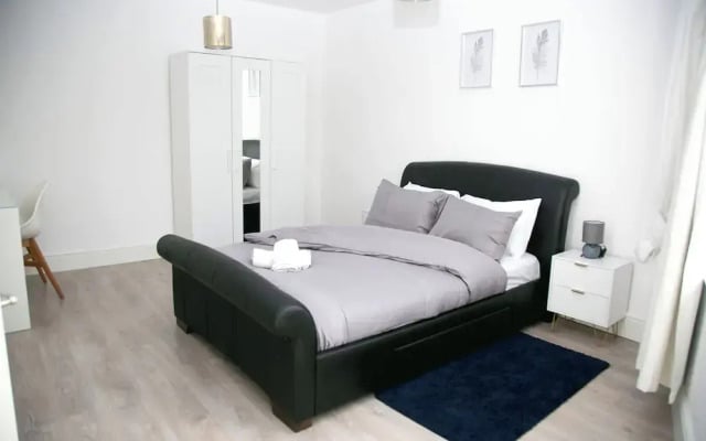 2 Bed Flat - Sleeps 3 - Wifi - Parking