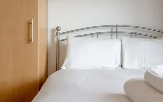 Large & Central 2BD Flat - Tower Hill