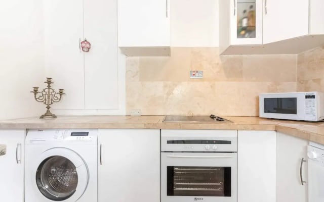 Bright Bayswater Apartment