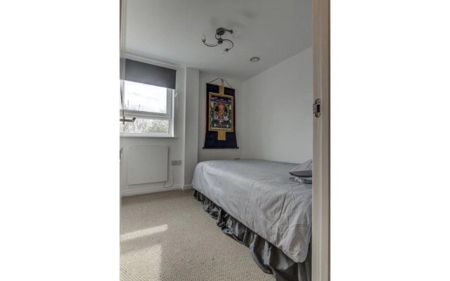 Clean, Bright 2BR Manchester Flat for 4