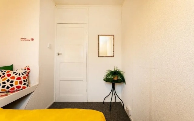 3-beds, Sleeps 5, w/ Parking, 10 Mins From Centre