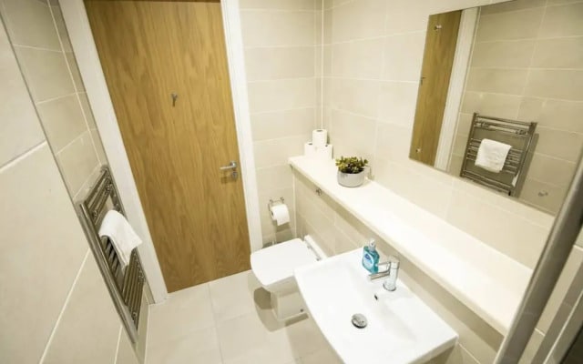 Large And Modern 2 Bedroom Flat With City Views