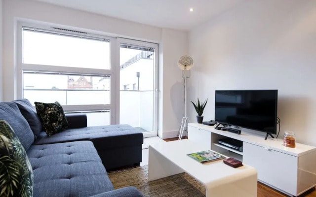 Luxury 2-bed Flat, Parking Near Tube and Emirates