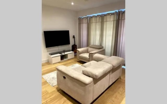 Luxury 1 Bedroom Apartment with Netflix & Parking